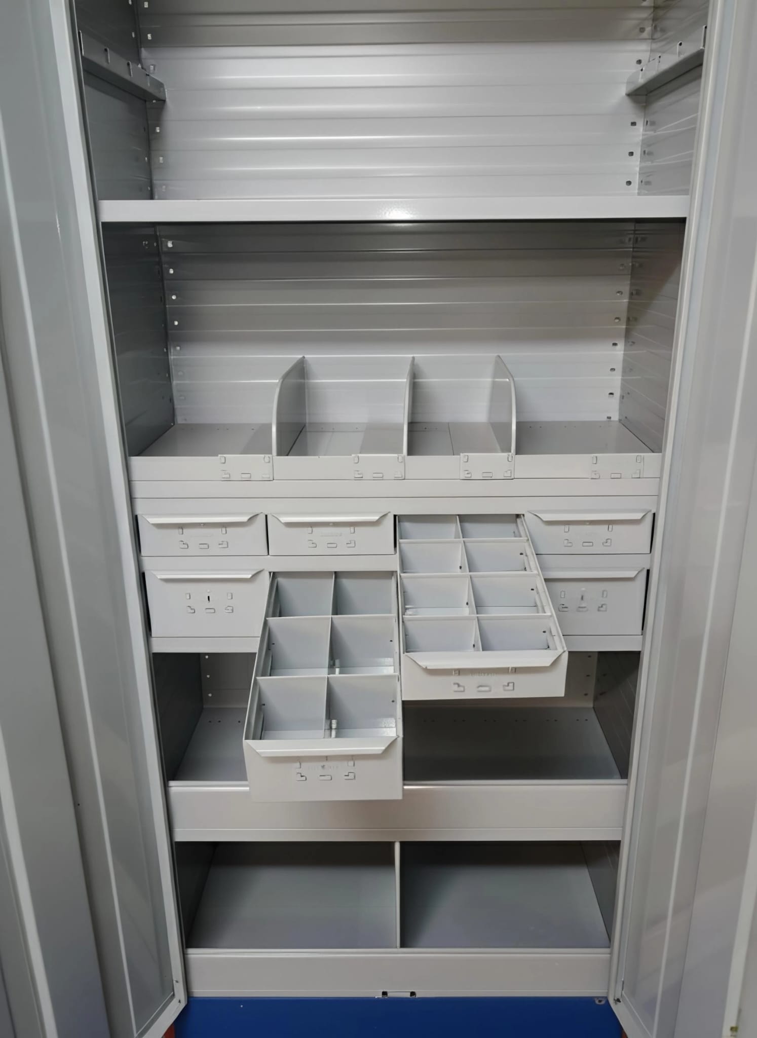 Módulos de casilleros de diferentes tamaños y colores